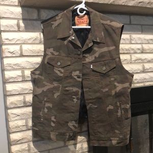 Levi Sleeveless Camo Jacket US L